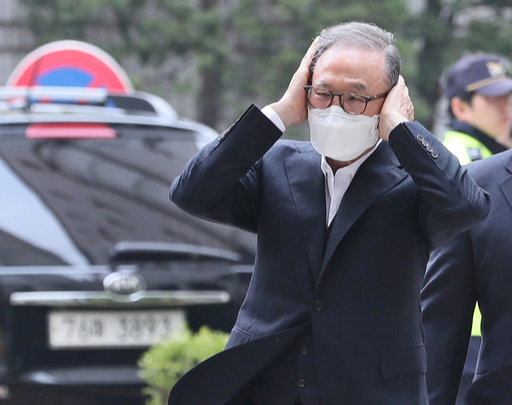 법정 향하는 MB 이명박 전 대통령이 27일 오후 서울 서초구 서울고등법원에서 열린 항소심 속행 공판에 출석하기 위해 법정으로 향하고 있다. 연합뉴스
