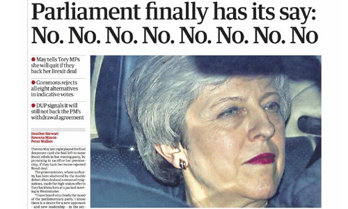 영국 하원이 27일(현지시간) 의향투표에 오른 브렉시트 관련 대안 8가지를 모두 부결시킨 소식과 함께 테리사 메이 총리의 착잡한 표정이 담긴 사진을 실은 일간 가디언의 28일자 1면. 가디언 트위터 캡처
