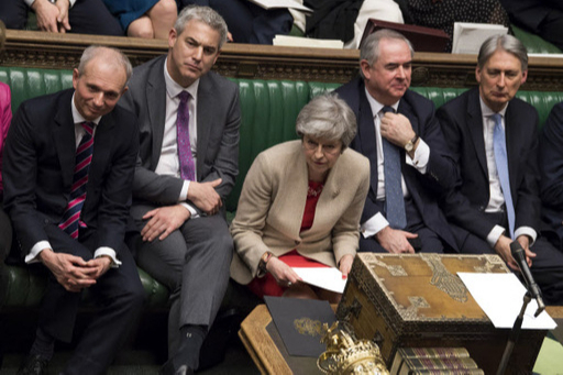 29일(현지시간) 영국 런던 하원의 ''유럽연합(EU) 탈퇴협정을 승인해 5월 22일 EU를 떠난다''는 정부 결의안에 대한 표결에 앞서테리사 메이 총리(가운데)가 설명하고 있다. 연합뉴스