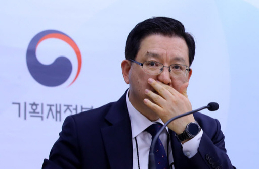 이승철 기획재정부 재정관리관이 2일 세종시 정부세종청사 기획재정부에서 균형발전과 조사기관 다원화 등의 예비타당성조사 제도의 개편방향에 관해 설명한 뒤 취재진의 질문을 듣고 있다. 연합뉴스