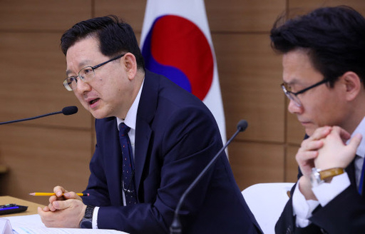 이승철 기획재정부 재정관리관이 2일 세종시 정부세종청사 기획재정부에서 균형발전과 조사기관 다원화 등의 예비타당성조사 제도의 개편방향에 관해 설명하고 있다. 오른쪽은 임영진 타당성심사과장. 연합뉴스