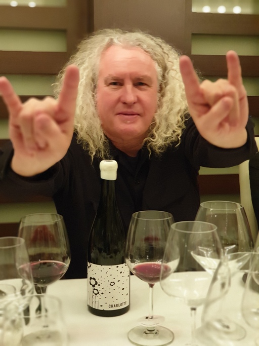 한국을 찾은 케이 빈트너스 창립자 찰스 스미스가 두 손으로 록 스피릿을 표시하고 있다