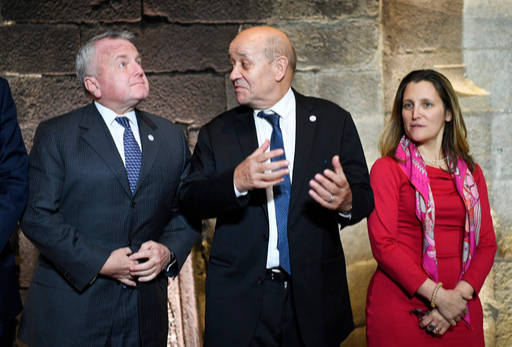 존 설리반 미국 국무부 부장관, 장 이브 르 드리앙 프랑스 외무장관, 크리스티아 프리랜드 캐나다 외무장관(왼쪽부터)이 지난 5일(현지시간) 프랑스 디나르에서 열린 주요7개국 외교장관 회담에서 기념촬영을 위해 포즈를 취하고 있다. 르 드리앙 장관은 이 자리에서 기자들과 만나 “우리가 언제까지고 브렉시트와 함께 갈 수는 없다”며 영국에 혼란상을 종식할 것을 촉구했다. 브리타니=AP연합뉴스