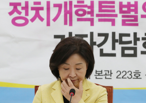 국회 정치개혁특별위원회(정개특위) 위원장인 정의당 심상정 의원이 9일 국회에서 기자간담회도중 답변을 생각하고 있다.