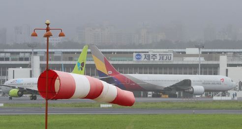 9일 제주국제공항 활주로에 강한 바람이 불고 있다. 제주=뉴시스