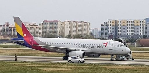 9일 오전 10시22분쯤 광주공항 동편 활주로에 착륙 중이던 아시아나 여객기가 앞바퀴 일부가 파손된 채 멈춰있다. 광주=연합뉴스