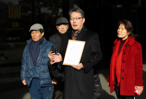 이재명 경기지사 지지자 모임인 ‘사회정의를 추구하는 시민들로 모인 공익고발단’ 법률 대리인 한웅 변호사(왼쪽에서 세번째)가 9일 오후 서초구 서울중앙지검에서 배우 김부선과 소설가 공지영, 김영환 전 바른미래당 경기지사 후보, 이창윤 시인 등을 무고죄 및 정보통신망법 위반, 명예훼손 등의 혐의로 고발하기 위해 민원실로 향하며 입장을 밝히고 있다. 뉴시스