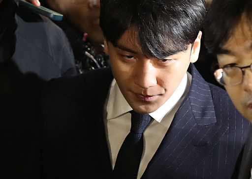 투자자에게 성접대를 알선한 혐의를 받는 빅뱅 전(前) 멤버 승리(29·본명 이승현)가 지난 3월15일 새벽 서울지방경찰청에서 피의자 신분으로 소환 조사를 받은 후 귀가하고 있다. 뉴시스