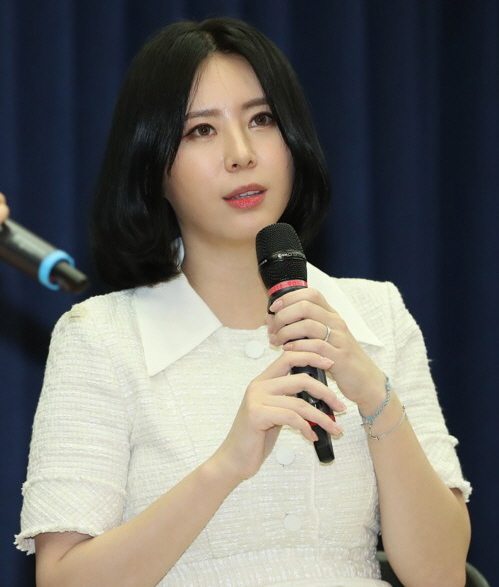 고(故) 장자연 씨를 둘러싼 성 접대 강요 사건 증언자인 동료 배우 윤지오 씨가 14일 오후 국회 의원회관에서 열린 자신의 책 '13번째 증언' 북 콘서트에 참석해 인사말을 하고 있다. 연합뉴스