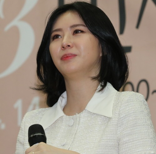 고(故) 장자연 씨를 둘러싼 성 접대 강요 사건 증언자인 동료 배우 윤지오 씨가 14일 오후 국회 의원회관에서 열린 자신의 책 '13번째 증언' 북 콘서트에 참석해 인사말을 하다 눈물을 글썽이고 있다. 연합뉴스