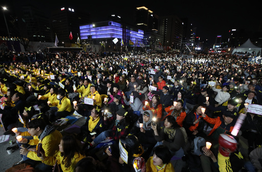세월호 참사 5주기를 사흘 앞둔 13일 오후 서울 종로구 광화문 광장에서 열린 기억문화제 ''기억, 오늘에 내일을 묻다''에서 참가자들이 촛불을 들고 있다. 연합뉴스