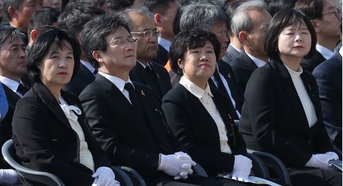 세월호 참사 4주기인 지난해 4월16일 오후 경기 안산의 세월호 참사 정부 합동분향소에서 열린 희생자 정부 합동 영결·추도식에 참여한 정당 대표들의 모습. 안산=뉴시스