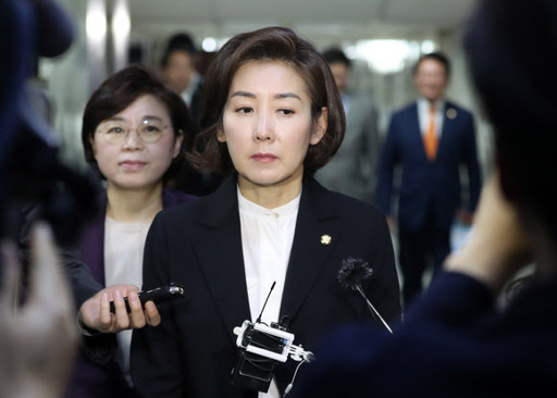 나경원 원내대표가 기자들의 질문에 곤란한 표정을 짓고 있다. 뉴시스