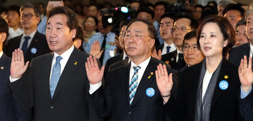 세월호 참사 5주기인 16일 정부세종컨벤션센터에서 열린 국민안전 다짐대회에서 이낙연 국무총리(왼쪽부터)와 홍남기 부총리 겸 기획재정부 장관, 유은혜 부총리 겸 교육부 장관이 참석자들과 함께 안전관리헌장을 낭독하고 있다. 세종=뉴시스