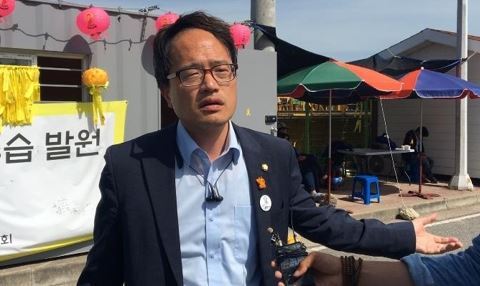 2017년 5월 전남 목포신항에 더불어민주당 소속 세월호 특별대책위원들과 함께 방문한 박주민 의원. 목포=연합뉴스