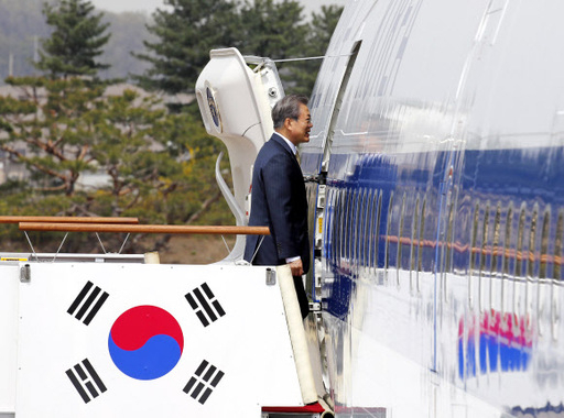 문재인 대통령이 16일 오후 서울공항에서 공군 1호기에 오르고 있다. 문 대통령은 취임 후 처음으로 중앙아시아 3국(투르크메니스탄·우즈베키스탄·카자흐스탄)을 순방한다. 연합뉴스