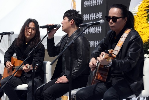 16일 오전 인천 부평구 인천가족공원 세월호 희생자 추모관 앞에서 열린 '세월호 참사 일반인 희생자 5주기 추모식'에서 록밴드 부활이 추모공연을 하고 있다. 연합뉴스