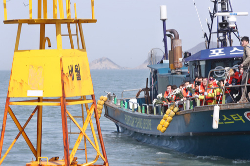 세월호 참사 5주기를 맞은 16일 단원고등학교 희생자 유가족들이 전남 진도 맹골수도 인근 사고해역을 찾아 헌화하며 아이들의 이름을 외치고 있다. 진도=연합뉴스