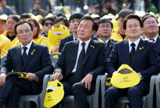 16일 오후 경기 안산시 단원군 화랑유원지에서 열린 세월호 참사 5주기 기억식에 참석한 더불어민주당 이해찬 대표(왼쪽부터), 바른미래당 손학규 대표, 민주평화당 정동영 대표가 생존학생 장애진 씨의 편지글 낭독을 들으며 눈시울을 붉히고 있다. 연합뉴스