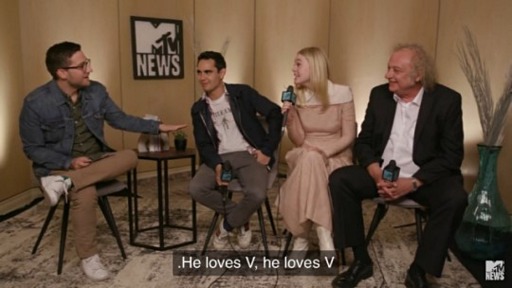 미국 MTV에서 방탄소년단 뷔가 최애임을 밝힌 맥스 밍겔라(왼쪽에서 두 번째) 모습. 방송 캡처