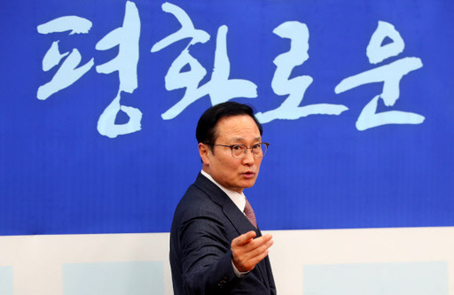 더불어민주당 홍영표 원내대표가 18일 오후 여의도 국회에서 열린 더불어민주당 상임위 간사단 회의에 참석하고 있다. 연합뉴스