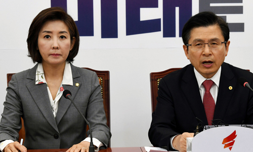 자유한국당 황교안 대표(오른쪽)가 22일 국회에서 열린 최고위원회에서 정부의 인사 실패와 경제 실정을 비판하고 있다. 허정호 선임기자