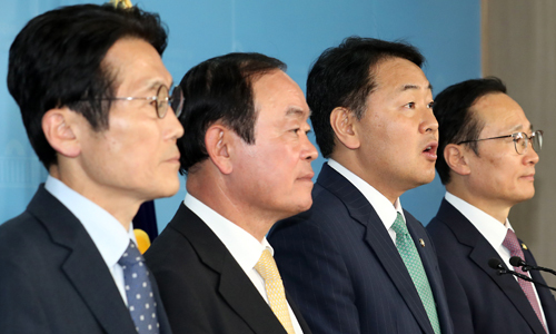 22일 한국당을 제외한 여야 4당 원내대표 회동을 마친 더불어민주당 홍영표, 바른미래당 김관영, 민주평화당 장병완, 정의당 윤소하 원내대표가 서울 여의도 국회 정론관에서 회동 결과 합의문을 발표하고 있다. 뉴시스