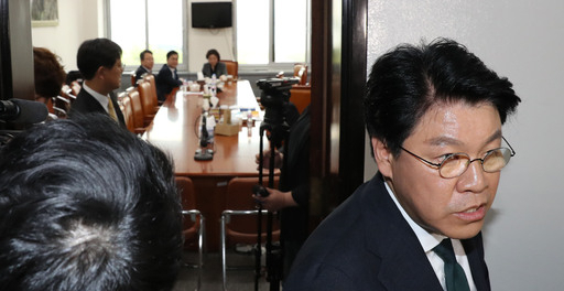 패스트트랙 절차 시작을 앞두고 23일 오후 선거제 개혁법안 논의를 위해 열린 국회 정치개혁특위 간사회의 도중 자유한국당 장제원 간사(오른쪽)가 회의실을 나와 의사일정에 합의할 수 없다는 한국당의 입장을 기자들에게 밝히고 있다.