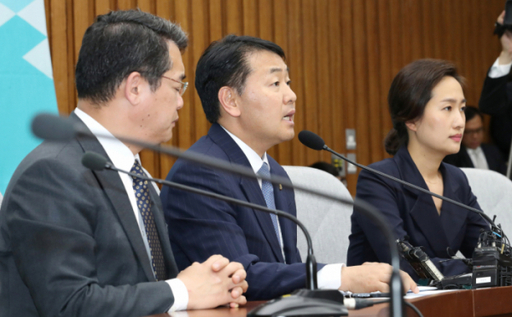 바른미래당 김관영 원대대표가 23일 오후 국회에서 열린 의원총회를 마친 뒤 브리핑하고 있다. 연합뉴스