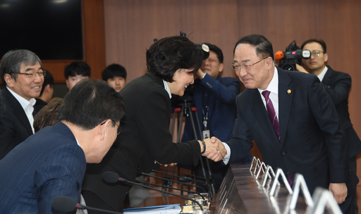 중기부 장관과 악수 홍남기 부총리 겸 기획재정부 장관(오른쪽)이 23일 정부서울청사에서 제20차 산업경쟁력 강화 관계장관회의에 앞서 윤석헌 금융감독원장(왼쪽)이 지켜보는 가운데 박영선 중소벤처기업부 장관과 악수하고 있다. 연합뉴스