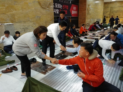 자유한국당 황교안 대표와 나경원 원내대표가 23일 국회 로텐더홀에서 잠자기 전 의원들을 만나며 격려하고 있다.