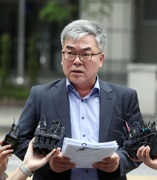 박훈 변호사가 지난 23일 오후 서울 종로구 서울지방경찰청 민원인실 앞에서 김수민 작가를 대리해 윤지오에 대한 고소장을 접수한 후 입장을 발표하고 있다. 뉴시스