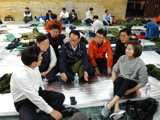 자유한국당 황교안 대표(왼쪽)과 나경원 원내대표(오른쪽)가 23일 국회 로텐더홀에서 한국당 의원들과 이야기를 나누고 있다.