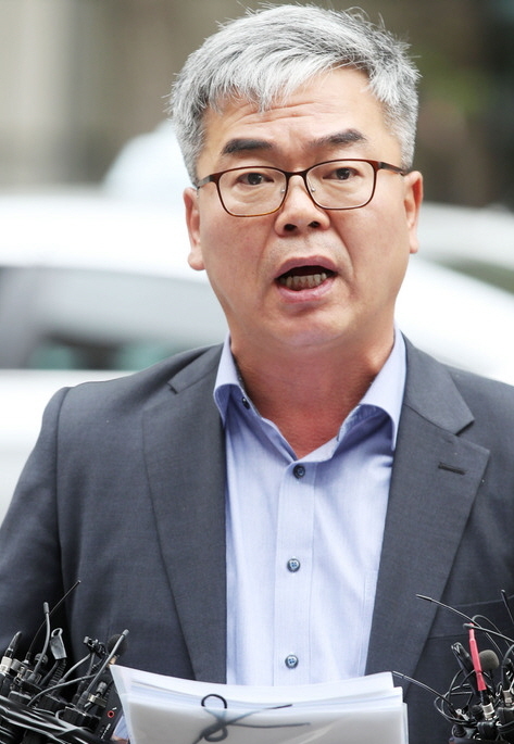 박훈 변호사가 23일 오후 서울 종로구 서울지방경찰청 민원인실 앞에서 김수민 작가를 대리해 윤지오씨에 대한 고소장을 접수한 후 입장을 발표하고 있다. 뉴시스