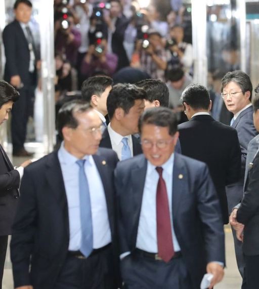 지난 23일 바른미래당 의원들이 국회에서 의원총회를 마친 뒤 굳은 표정으로 회의장을 나서고 있다. 연합뉴스