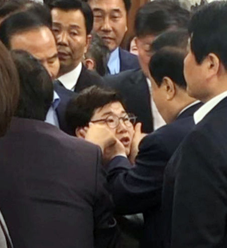 문희상 국회의장이 의장실을 나가려다가 자신을 가로막은 임이자 의원과 대치하던 도중 임 의원 뺨을 만지는 모습. 송희경 의원실 제공