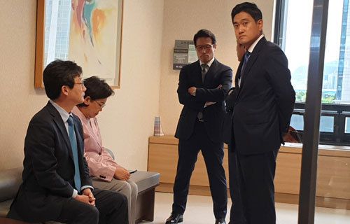 개혁법안 패스트트랙 적용에 반대하는 바른미래당 유승민 전 대표(왼쪽)를 비롯한 의원들이 25일 오전 국회 의사과에서 사법개혁특별위원회 간사인 오신환 의원 사·보임계가 팩스로 접수된 것을 확인한 뒤 문희상 국회의장이 입원중인 병실앞에서 대기하고 있다.