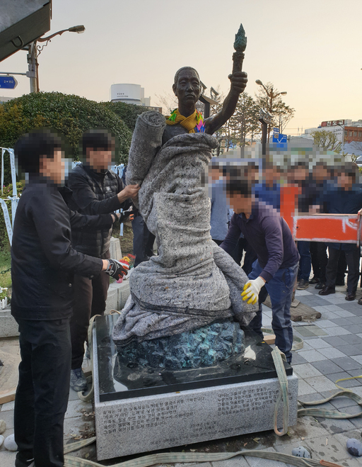 부산시 관계자들이 지난 12일 부산 동구 정발 장군 동상 앞 인도에 있던 강제징용 노동자상을 철거하고 있다. 부산=연합뉴스