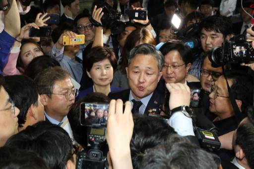 국회 사개특위 더불어민주당 백혜련 간사와 의원들이 25일 오후 국회 의안과에 검경수사권조정법안 제출을 시도하고 있다.