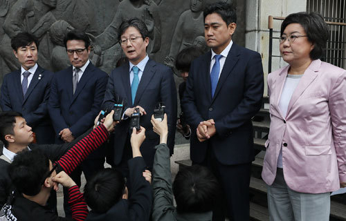 개혁법안 패스트트랙 적용에 반대하는 바른미래당 유승민 전 대표와 의원들이 25일 오전 문희상 국회의장이 입원 중인 서울 여의도 성모병원 앞에서 문 의장의 오신환 의원 사법개혁특별위원회 사보임 허가한 것에 대한 입장을 발표하고 있다. 왼쪽부터 하태경, 정병국, 유승민, 오신환, 이혜훈.