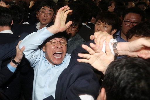 문희상 의장이 패스스트랙 법안 접수를 위해 국회 의안과에 경호권을 발동한 가운데 25일 오후 서울 여의도 국회 본청 의안과 앞에서 자유한국당 장제원 의원 등이 국회 직원과 몸싸움을 하고 있다.