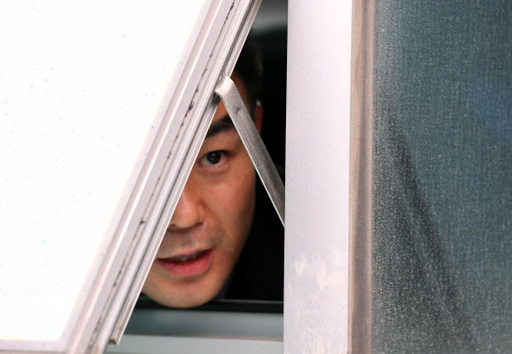 자유한국당 의원들이 채이배 의원실을 점거하자 채 의원이 창문을 통해 기자들과 인터뷰하고 있다. 연합뉴스