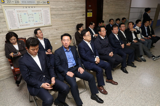 25일 오후 서울 여의도 국회 본청 특별위원회 회의실 앞에서 자유한국당 의원들 및 당직자들이 선거제·개혁법안 패스트트랙(신속처리안건 지정) 추진을 막기 위해 점거 농성을 하고 있다. 뉴시스