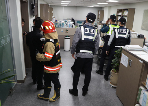 자유한국당 의원들이 다음 간사인 채이배 의원실을 점거하자 채 의원실의 신고를 받고 출동한 경찰과 119 대원이 채 의원실로 들어가고 있다. 뉴시스