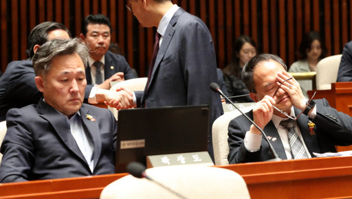 더불어민주당 표창원 의원(왼쪽)과 박주민 의원이 26일 국회에서 열린 의원총회에서 피곤한 표정을 짓고 있다. 지난 25일부터 26일 새벽까지 더불어민주당 의원들은 국회에서 여야4당의 수사권조정법안을 위한 사개 특위·정개특위 개의를 시도했었다. 연합뉴스