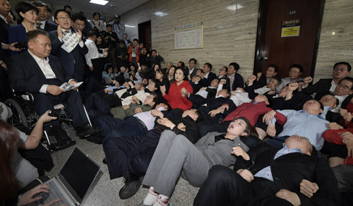 “절대 안돼”… 드러누운 의원들 나경원 원내대표(첫째줄 오른쪽 두번째)를 비롯한 자유한국당 의원들이 26일 사법개혁특위를 열기로 한 국회 회의실 앞에 드러누워 이상민 위원장 등 참석자들의 진입을 막고 있다. 하상윤 기자