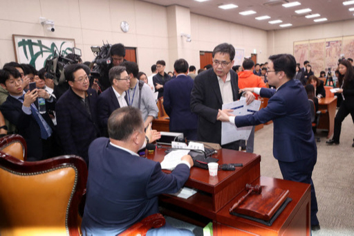 자유한국당 의원들이 26일 문체위 회의실로 사개특위 장소를 변경한 이상민 위원장에게 항의하고 있다. 연합뉴스