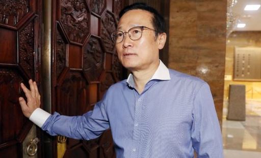 홍영표 더불어민주당 원내대표가 지난 27일 오후 선거제 개편안과 사법제도 개혁안의 패스트트랙(신속처리안건) 지정을 위해 비상 대기중인 서울 영등포구 여의도 국회 예결위원회 회의장으로 들어가고 있다. 뉴시스