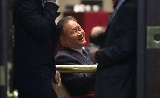 이상민 국회 사법개혁특위 위원장이 29일 오후 열린 더불어민주당 의원총회에서 참석자들과 이야기하고 있다. 연합뉴스