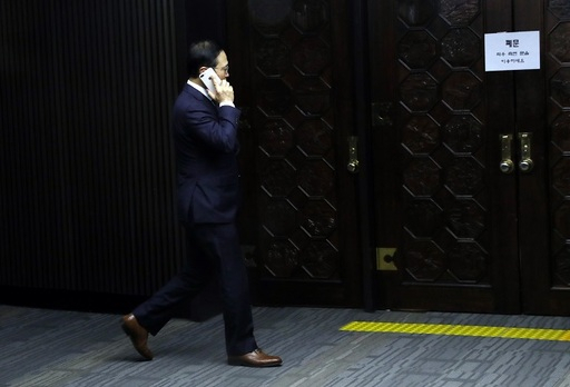 더불어민주당 홍영표 원내대표가 29일 오후 서울 영등포구 여의도 국회 예결위회의장에서 열린 의원총회에 참석하며 누군가와 통화하고 있다. 뉴시스